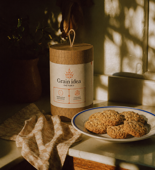 Упаковка Grain idea и печенье у окна